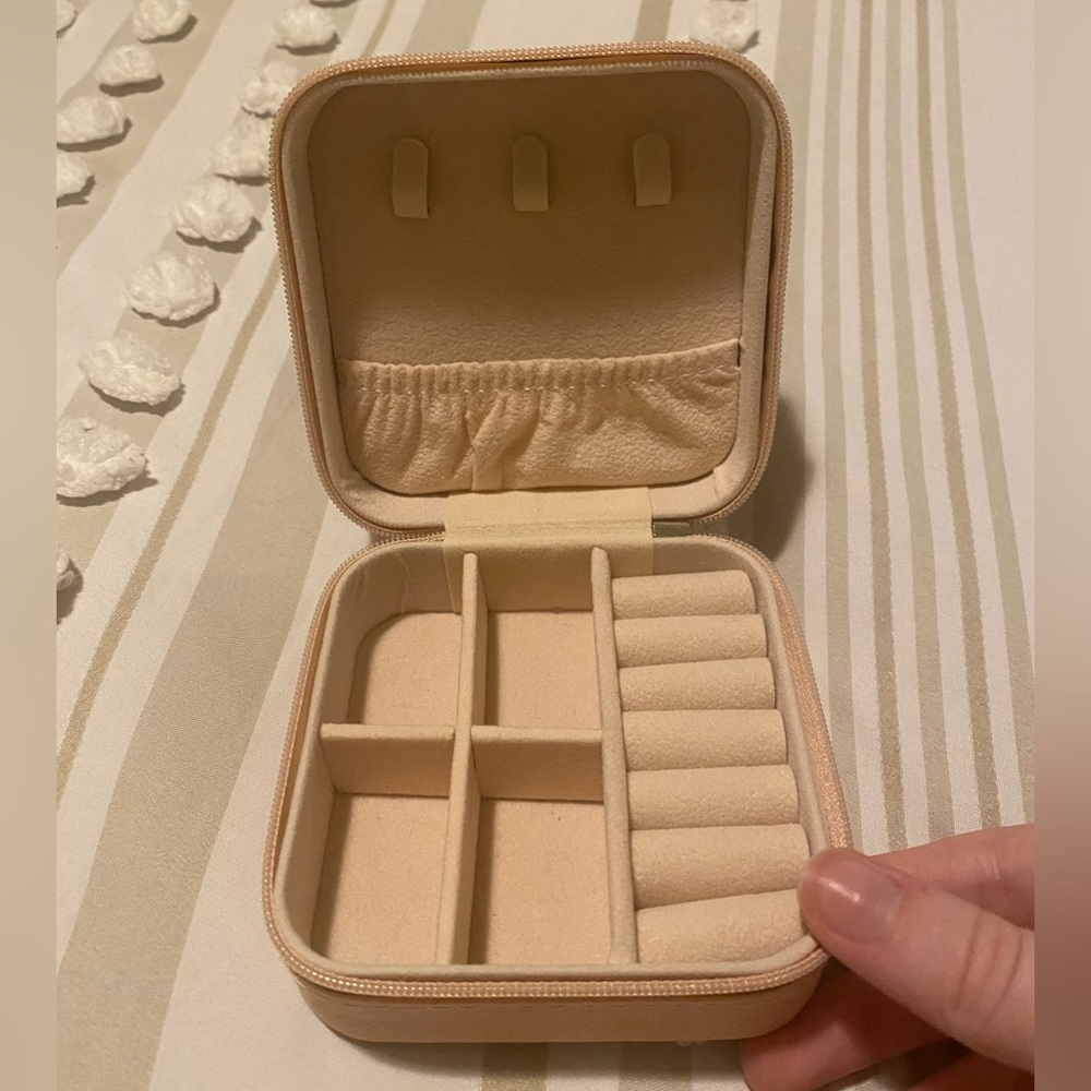 Travel jewelry case